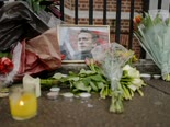 תמונתו של נבלני סמוך לשגרירות רוסיה בלונדון, אחרי מותו בכלא [צילום: אלברטו פזאלי, AP]