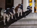 כוחות המשטרה בכניסה לבניין המילטון [צילום: קרייג ראטל, AP]