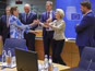  נשיאת הנציבות האירופית אורסולה פון דר ליין, במרכז, וראש ממשלת דנמרק, מטה פרדריקסן [צילום: אוליבייה מאתיס/AP]