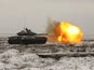 טנק רוסי יורה בתרגיל בדרום רוסיה [צילום: AP]