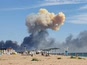עשן עולה מחוף הים בסאקי לאחר פיצוצים  מכיוון הבסיס הרוסי ליד נובופדוריבקה [צילום: UGC/AP]