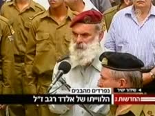 הרב רונצקי בהלוויתו של אלדד רגב [צילום: ערוץ 2]