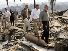 ג'ורג' בוש מסייר בהריסות בקליפורניה [צילום: AP]