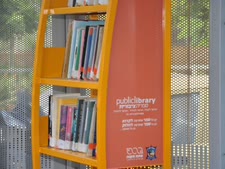 מדף ספרים בתחנת אוטובוס [צילום: עיריית פ"ת]