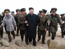 מנהיג קוריאה הצפונית, קים ג'ונג און. מפזר איומים [צילום: AP]