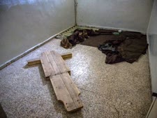 מתקן עינויים שהתגלה בראקה [צילום: Human Rights Watch]