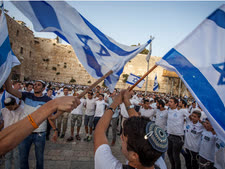 ריקודים ברחובות ירושלים לציון 55 שנים לאיחוד העיר [צילום: ז'אק וודגראס/פלאש 90]