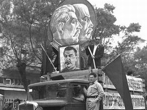 משאית ועליה מתנוססות דמויותיהם של לנין וסטאלין הקומוניסטים, 1949  [צילום: פין הנס/לע"מ]