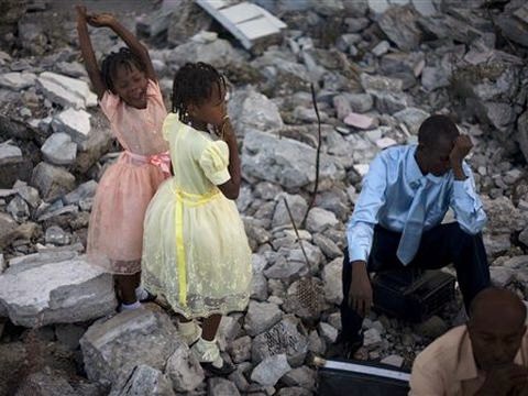 הקורבנות בהאיטי עדיין ממתינים, השבוע [צילום: AP]