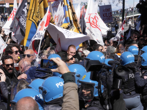 אזרחים ופעילים מתעמתים עם המשטרה במהלך הפגנה נגד אגרת המס של ונציה [צילום: לוקה ברונו/AP]