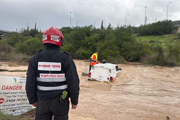 פעולות חילוץ רכב בשיטפון בנחל ענבה [צילום: דוברות כיבוי והצלה]