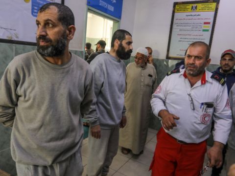 פלשתינים שנעצרו על ידי צה"ל ושוחררו חזרה לרצועת עזה בבית החולים אל-נג'אר ברפיח [צילום: עבד אל-רחים חטיב/פלאש 90]