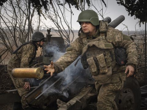 אוקראינה נאלצה לצמצם את השימוש בפגזים [צילום: אפרם לוקצקי, AP]
