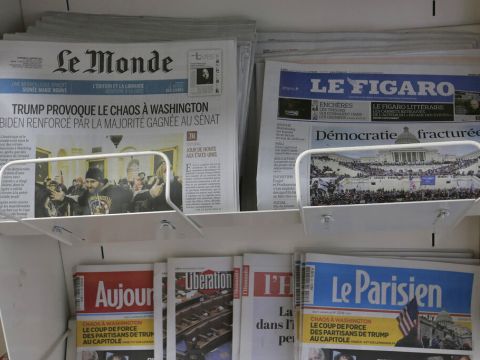 עיתוני פריז למחרת ההסתערות על הקפיטול [צילום: כריסטוף אנה, AP]